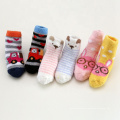 Großhandel Kindersocken Winter 100% Baumwolle niedliche Koralle dicke Fleece Füße Nicht-Schlupfboden Socken Babysocken